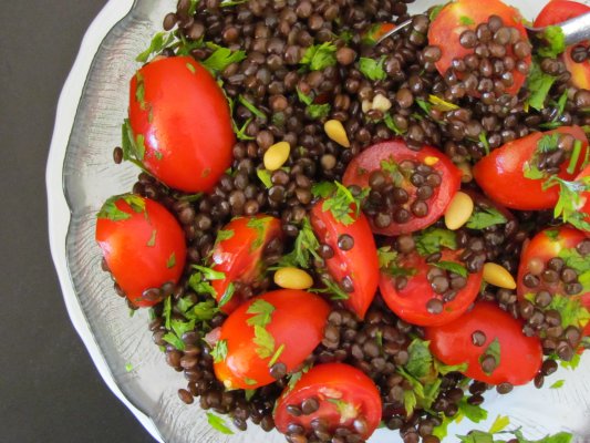 סלט עדשים שחורות