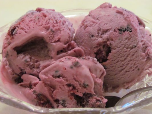 גלידה ביתית עם פטל – כמו גלידה של בן אנד ג'ריס