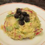 סלט עם חזה עוף וביצים קשות