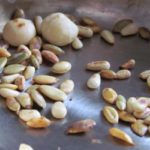 סלט עם עגבניות שרי ברוקלי ופיצוחים