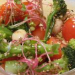 סלט עם עגבניות שרי ברוקלי ופיצוחים 3